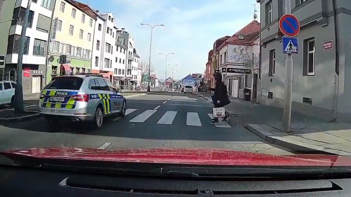 Auto zastavilo, aby dalo chodcům v Praze přednost, policejní vůz ani nepřibrzdil